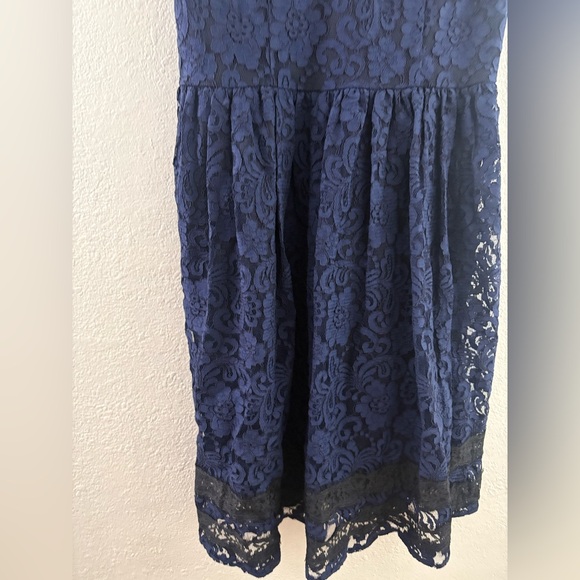 Luxe by Carmen Marc Valvo navy blue lace dress with a v-neckline black hem row 4 - Picture 3 of 8